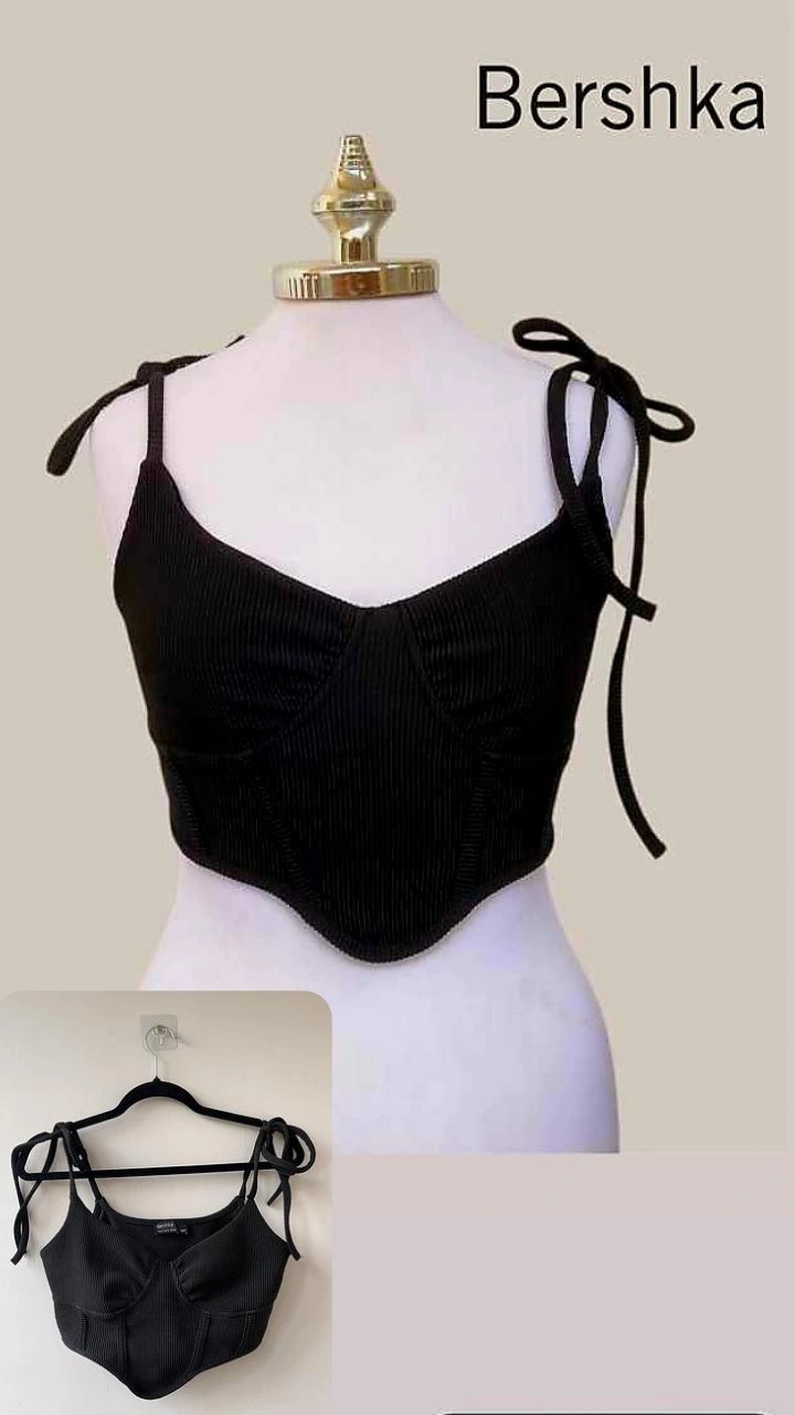  crop top noir de style corset de la marque Bershka.