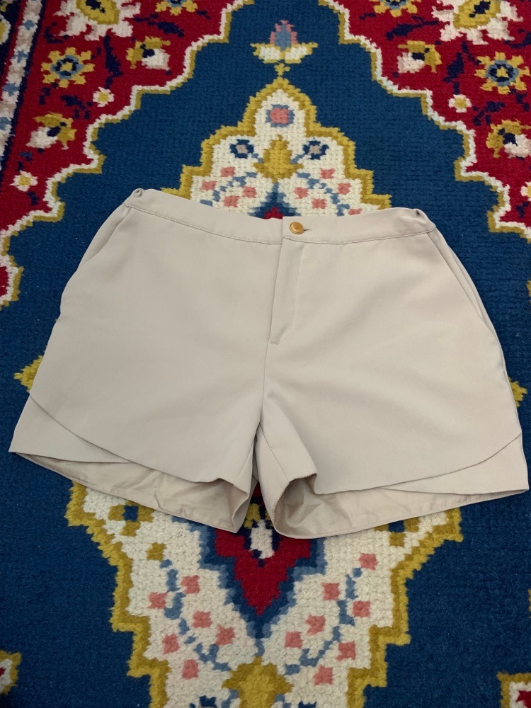 Short beige élégant