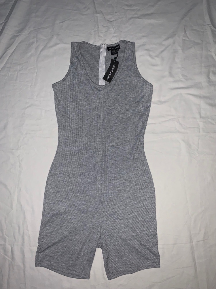Combinaison courte sans manches grise PrettyLittleThing