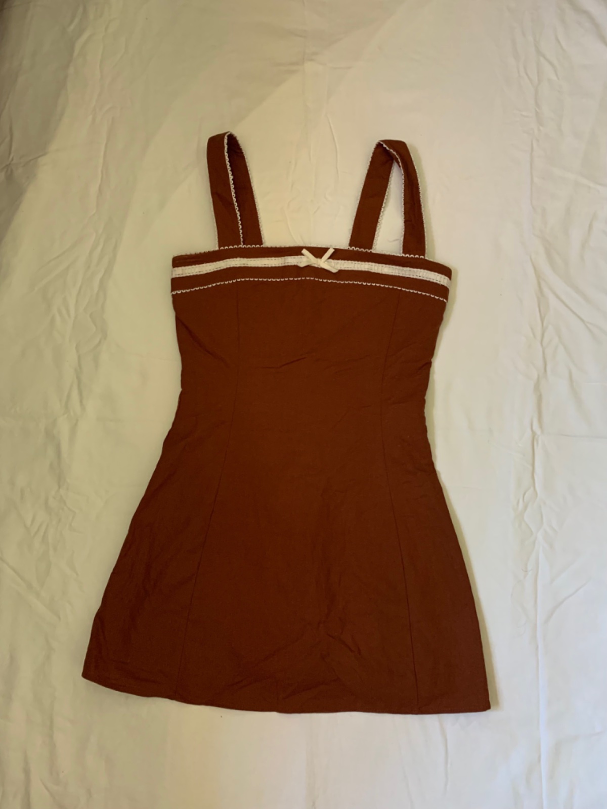 Robe courte marron à bretelles