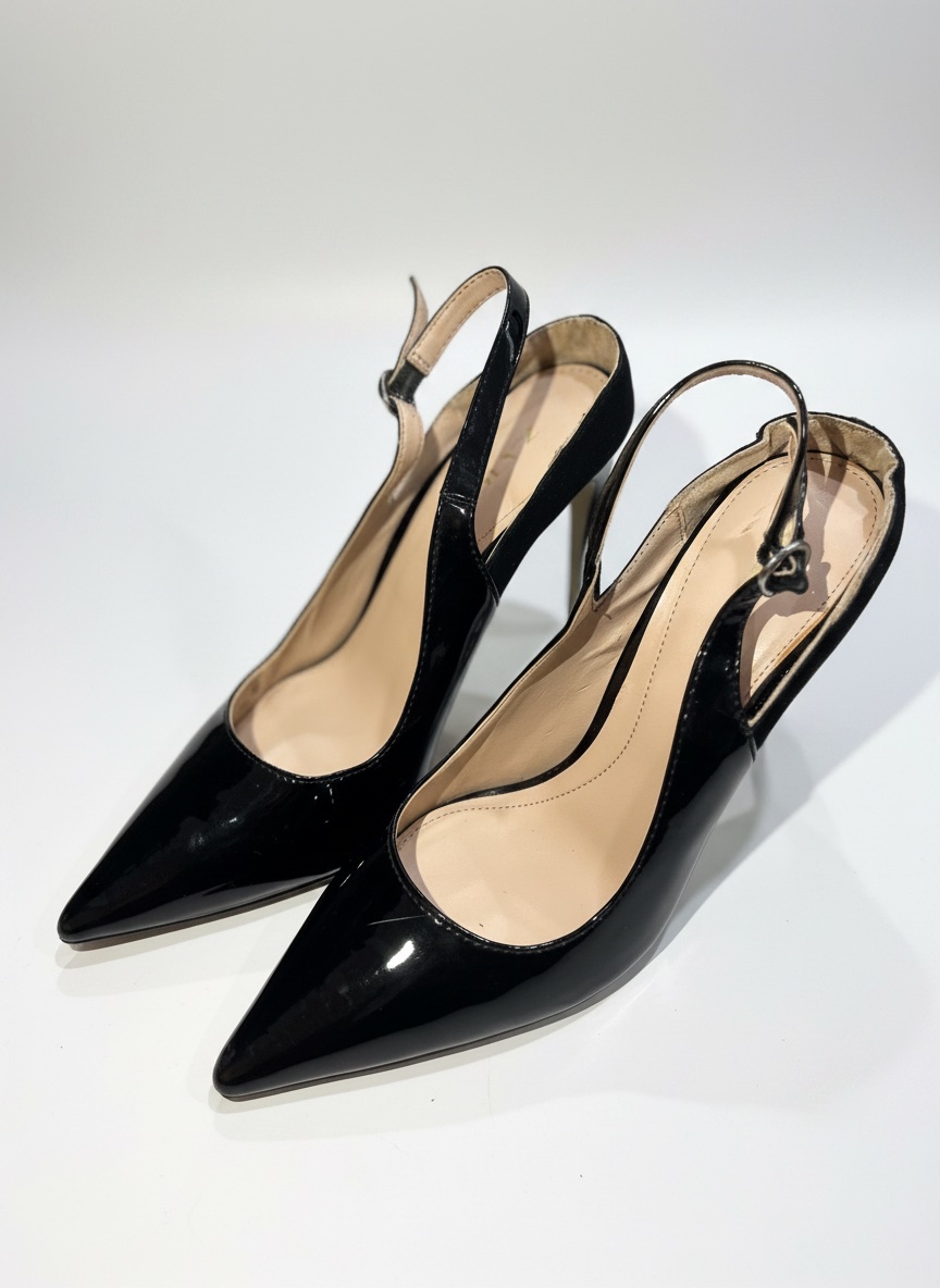 Escarpins slingback noirs à effet verni de la marque Zara.