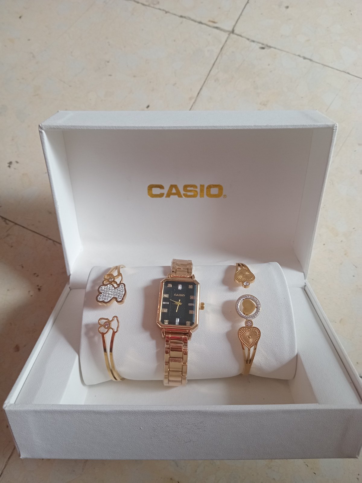 Mentre avec deux bracelets 