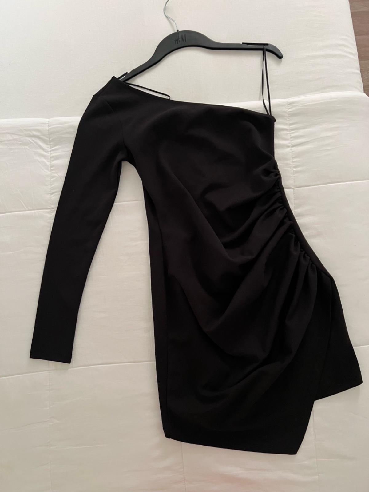 Mini robe noir élégante avec détails drapés