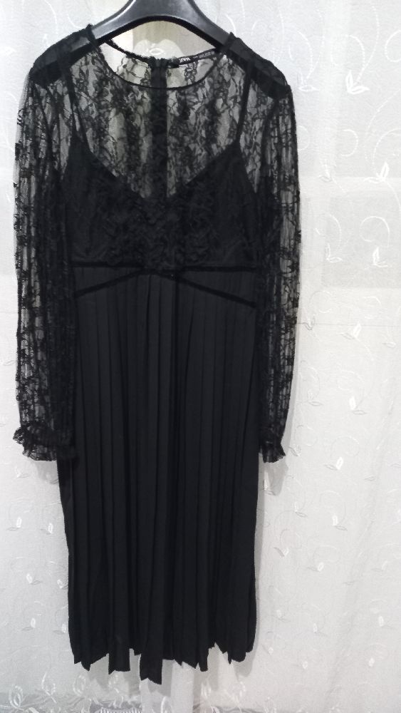 Robe noire manches longues en guipure plissée 
