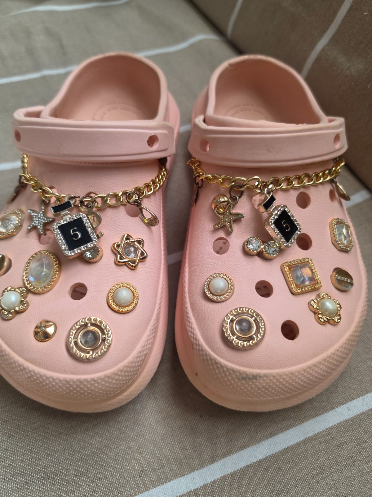 Sabots / Crocs rose poudré avec bijoux et chaînettes dorées