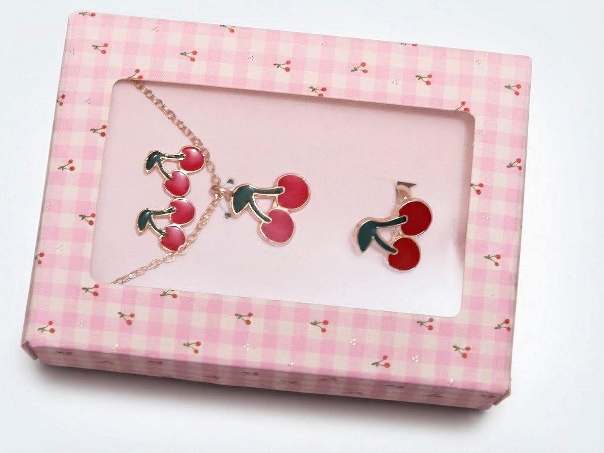 ​Parure Bijoux Enfant 3 Pièces Motif Cerises – Collier, Boucles d'Oreilles & Bague (Neuf)