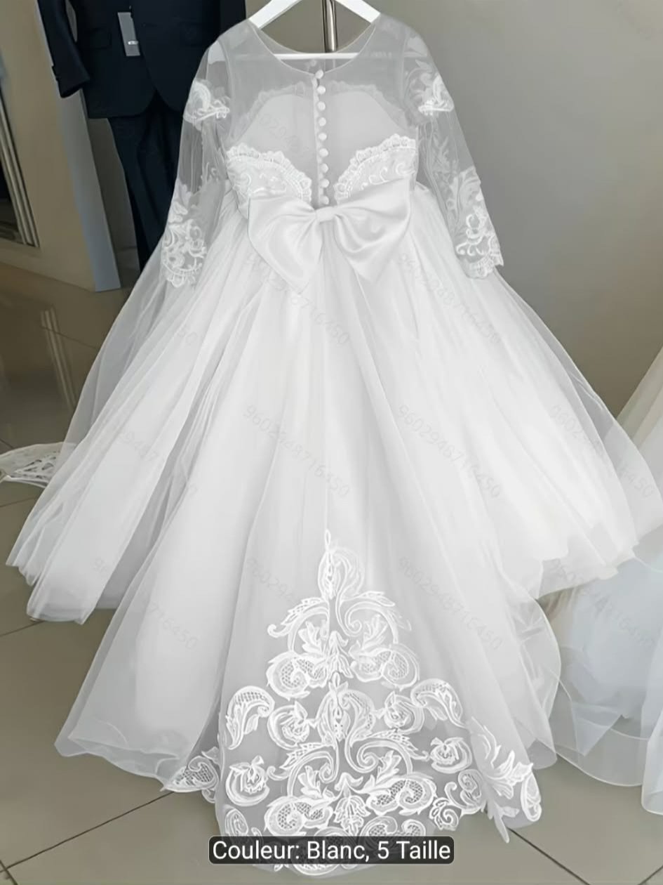 Robe de princesse / cérémonie pour fillette (Couleur : Blanc, Taille : 2/3 ans). Magnifique modèle très élégant avec dos en tulle transparent boutonné, grand nœud satiné à la taille et train en dentelle brodée.