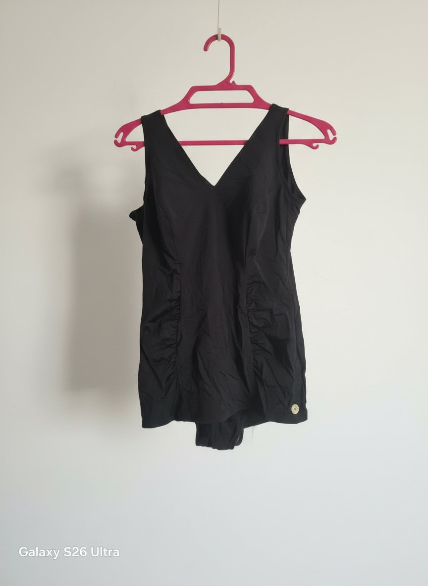 Maillot de bain 1 pièce noir drapé avec détail ancre marine - Style élégant