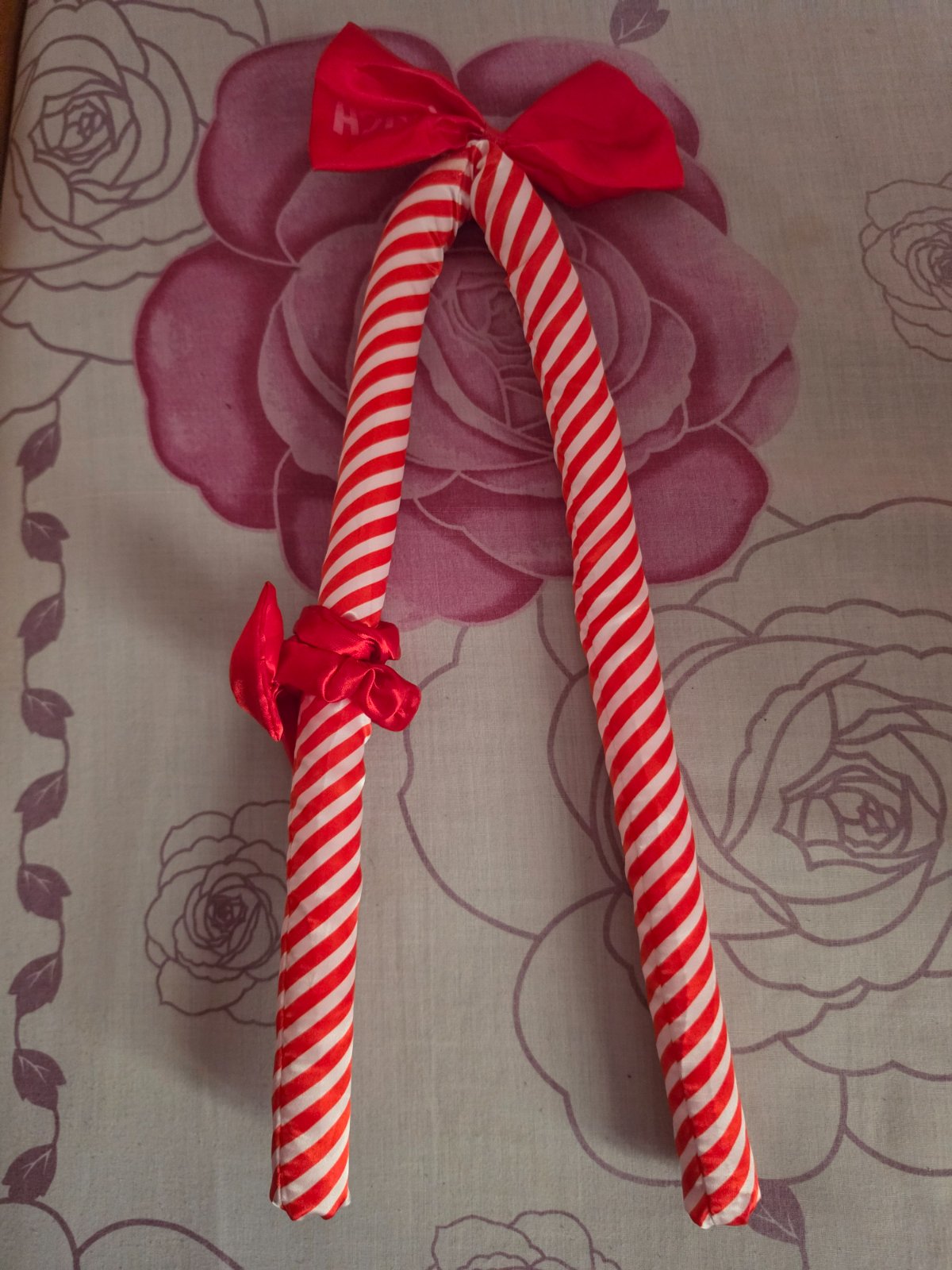 Set de bouclage sans chaleur (Heatless Hair Curler) satiné à rayures rouges et blanches, accompagné de ses chouchous et de son nœud assortis.