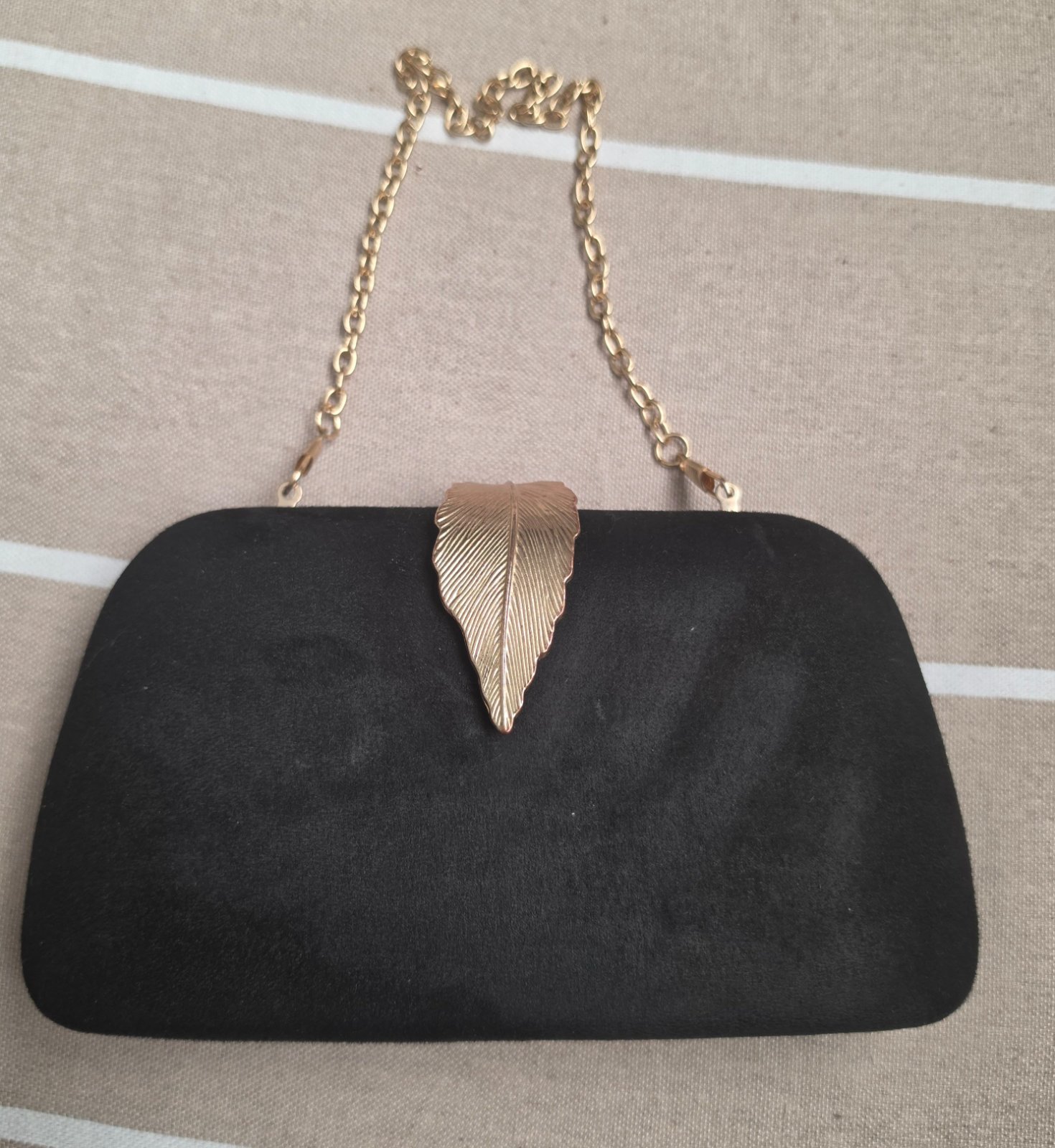 Pochette de soirée noire élégante avec détail feuille dorée