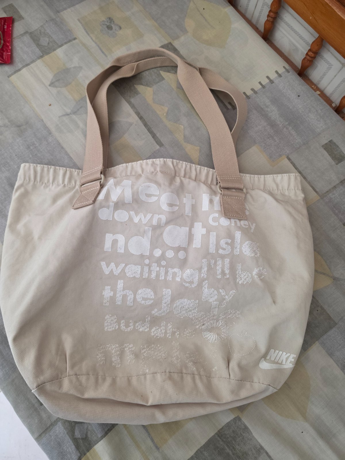 Sac Cabas en Toile Nike (Tote Bag) micro-taches superficielles sous le dessous du sac.