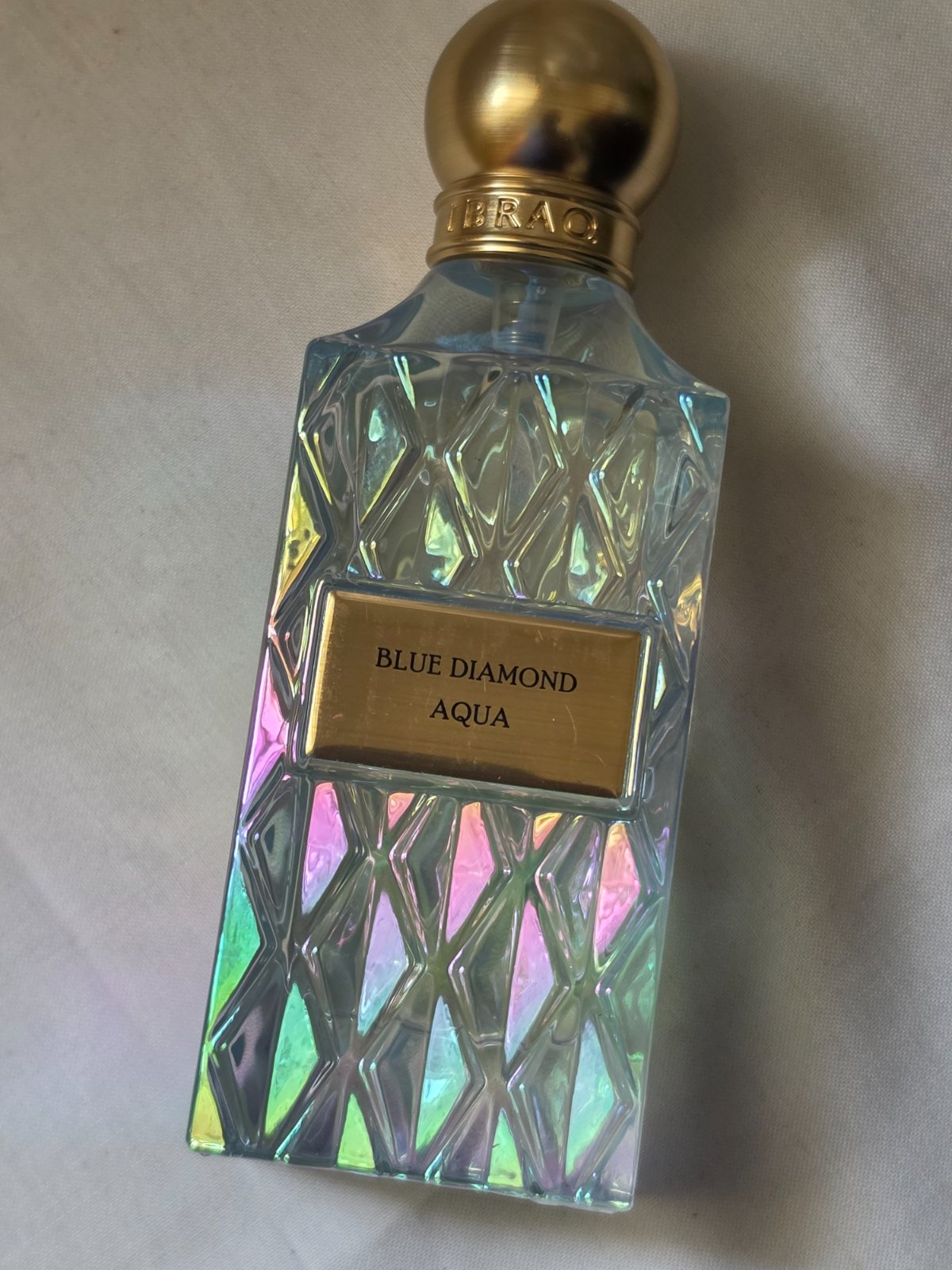 Parfum Blue Diamond Aqua (IBRAQ) - من دار إبراهيم القرشي أصلي - مرشوش مرة واحدة للتجربة وبدون علبة.​الأصالة: أصلي 100% مع وجود الشعار الزخرفي المحفور على الغطاء وأسفل الزجاجة.