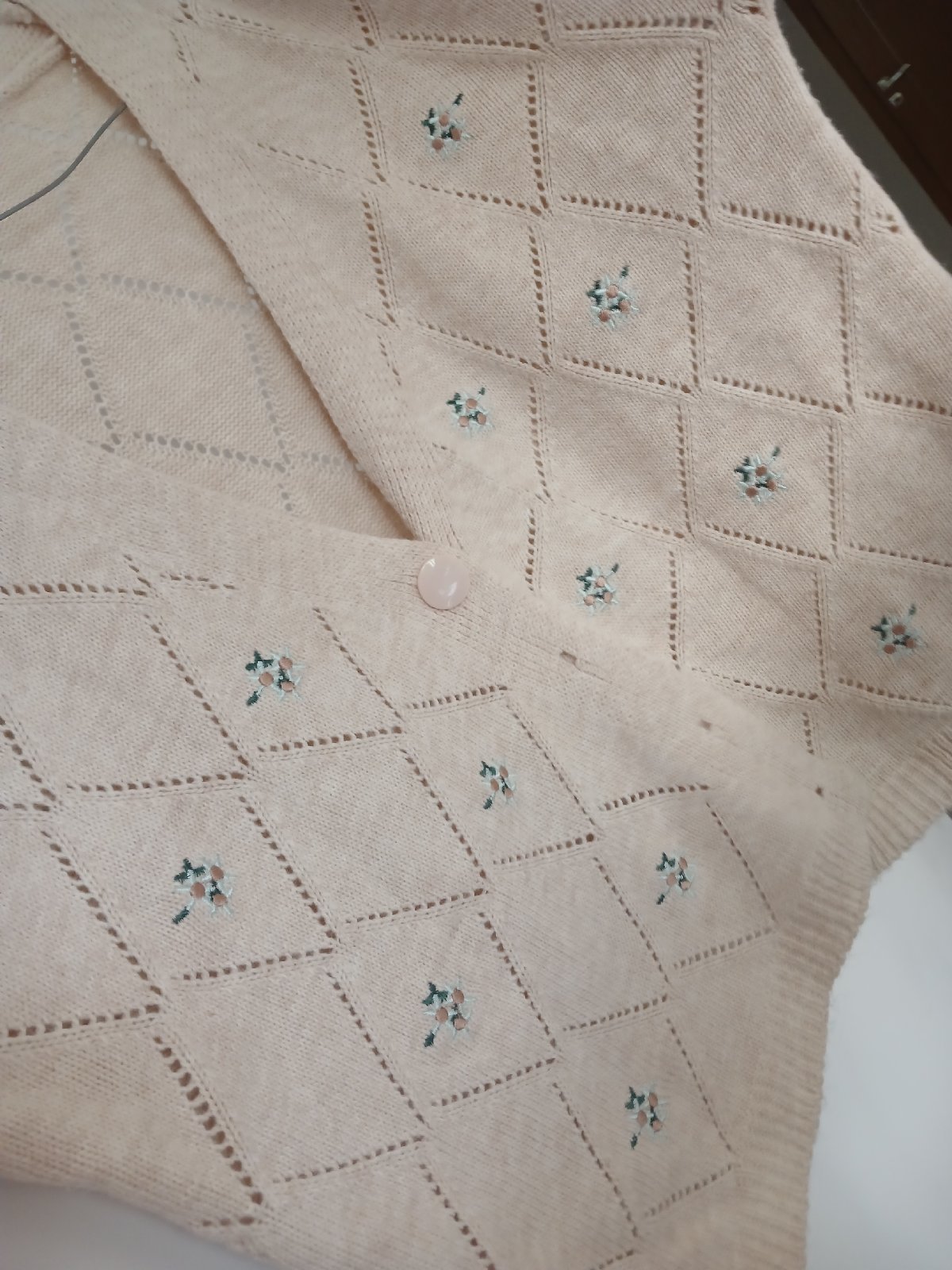 Un petit cardigan beige 