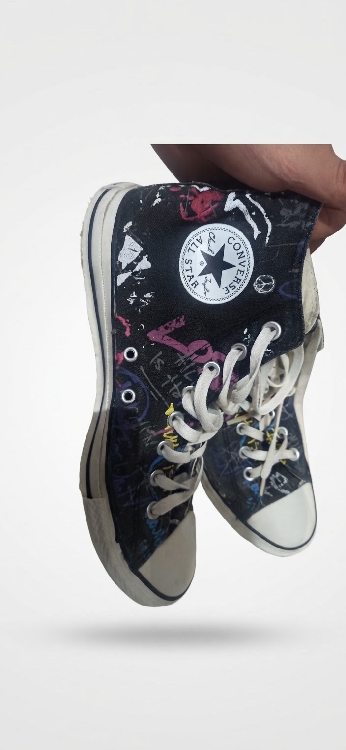 Coverse noir avec motifs