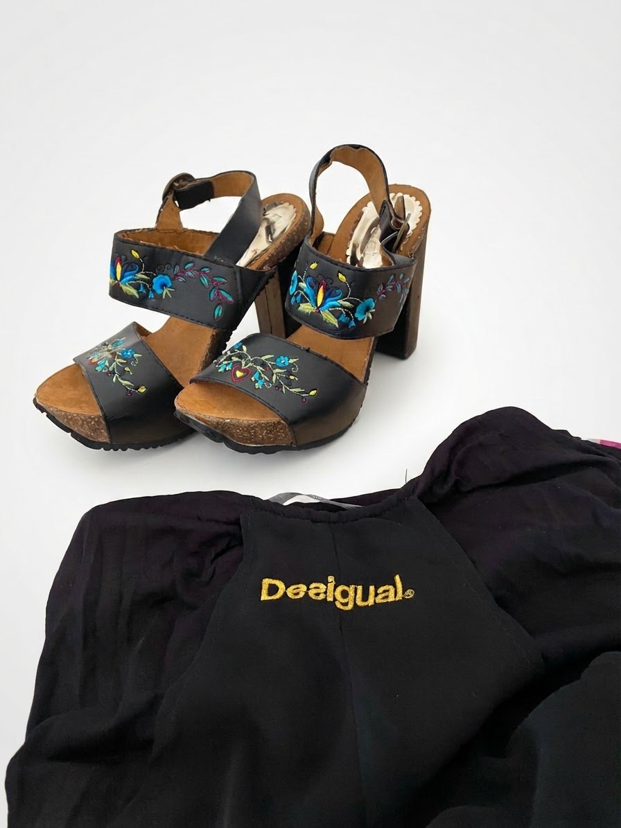 Des sandales et une robe de la marque desigual