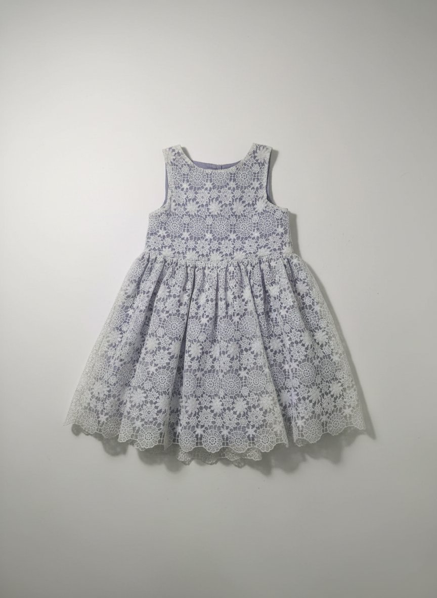 Robe en bleu avec bordure en tule et dentelle