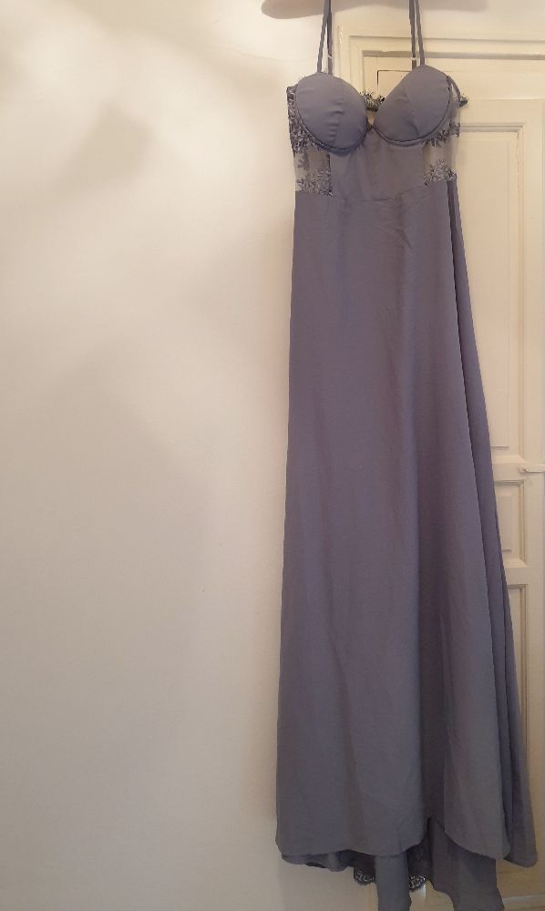 Robe grise très longue en dentelle 