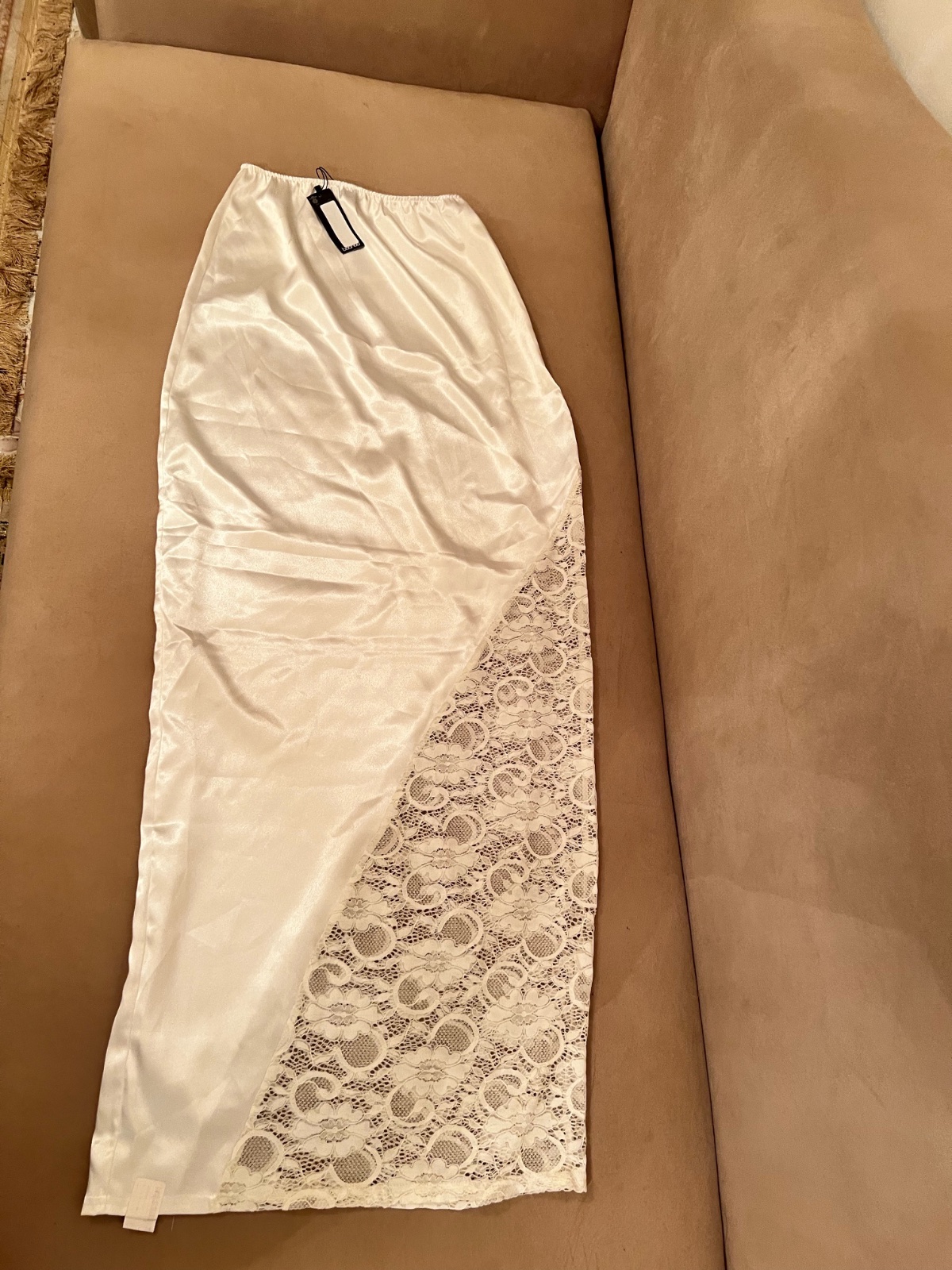 Jupe longue dentelle et satin 