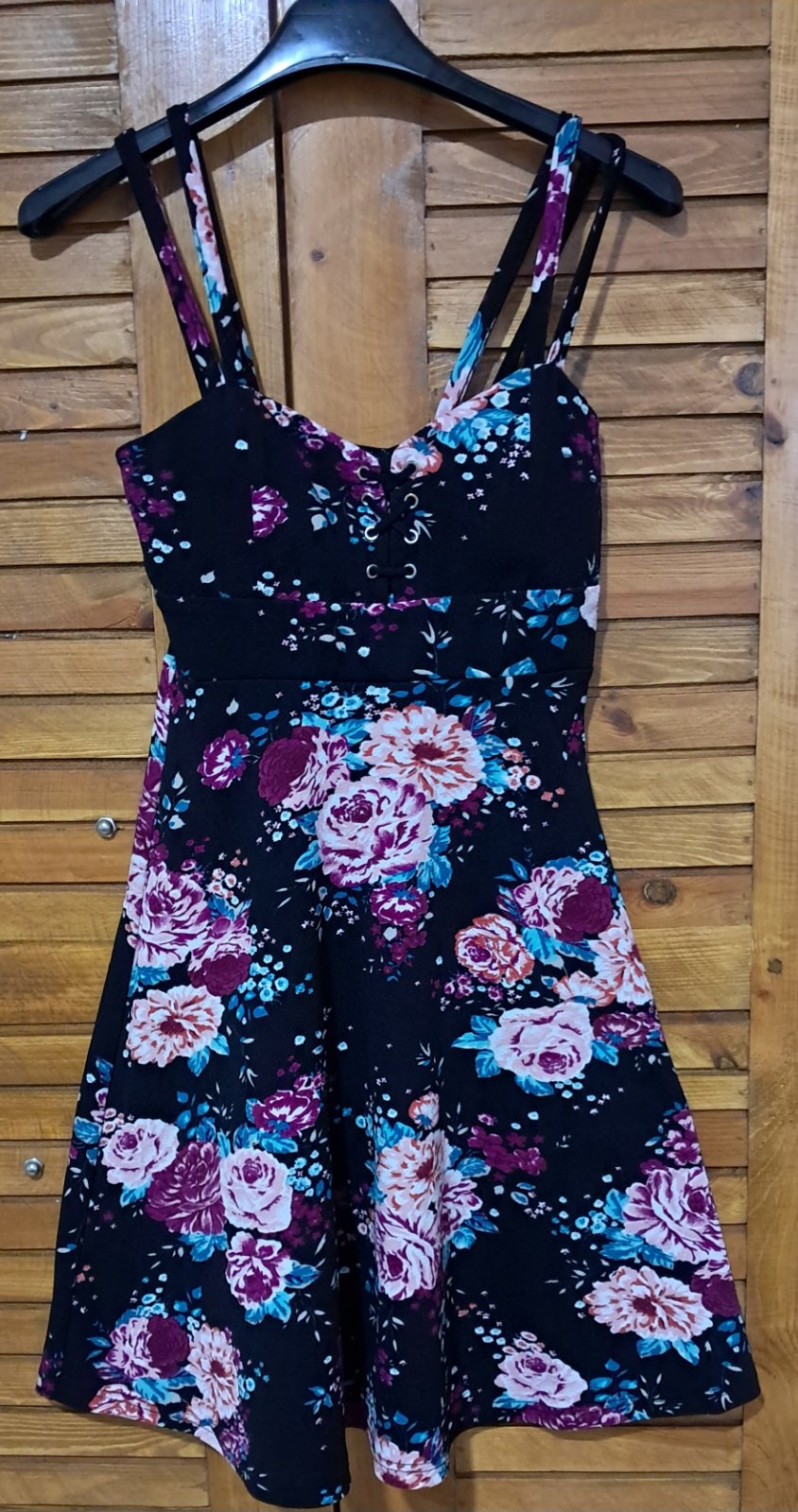 Une mini-robe évasée noir floral