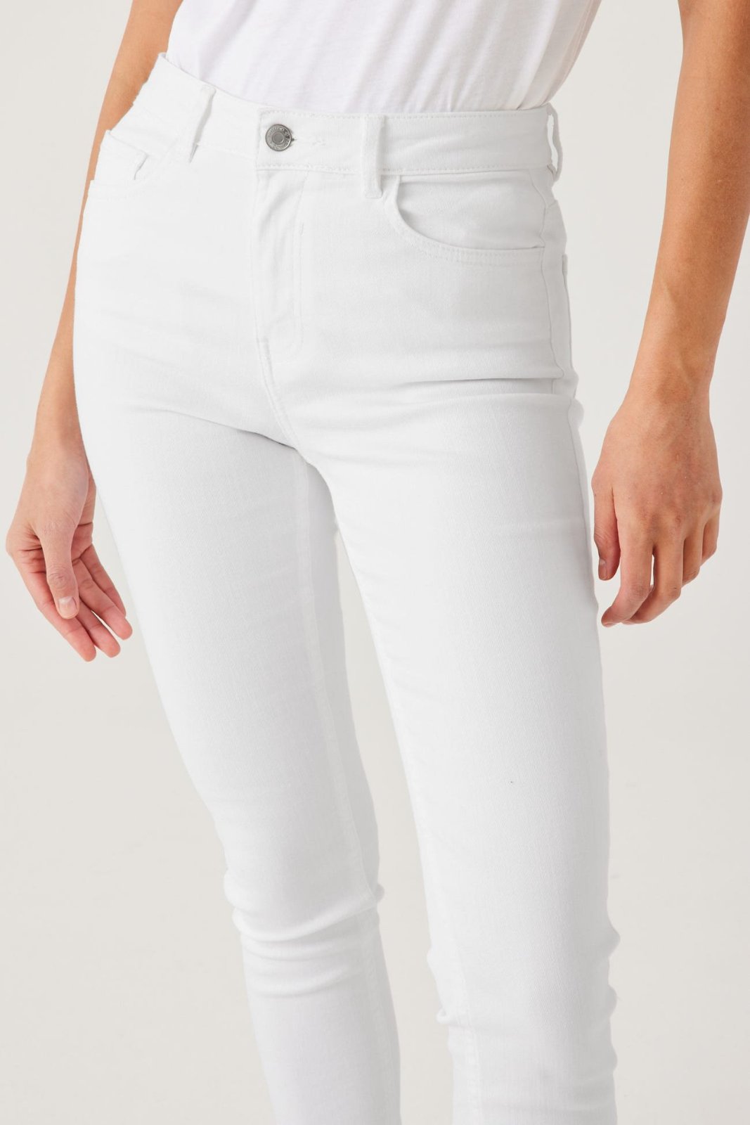 Un pantalon skinny jean blanc