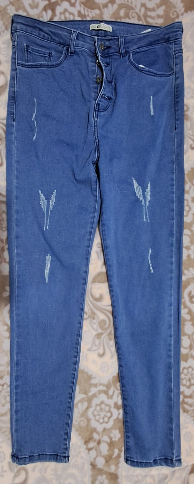 Un pantalon jean bleu