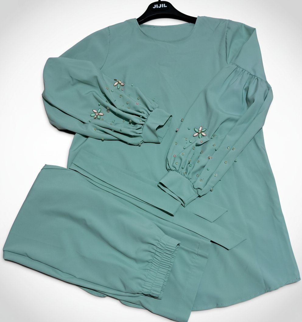 Ensemble vert d’eau très élégant.  Etat neuf taille 36