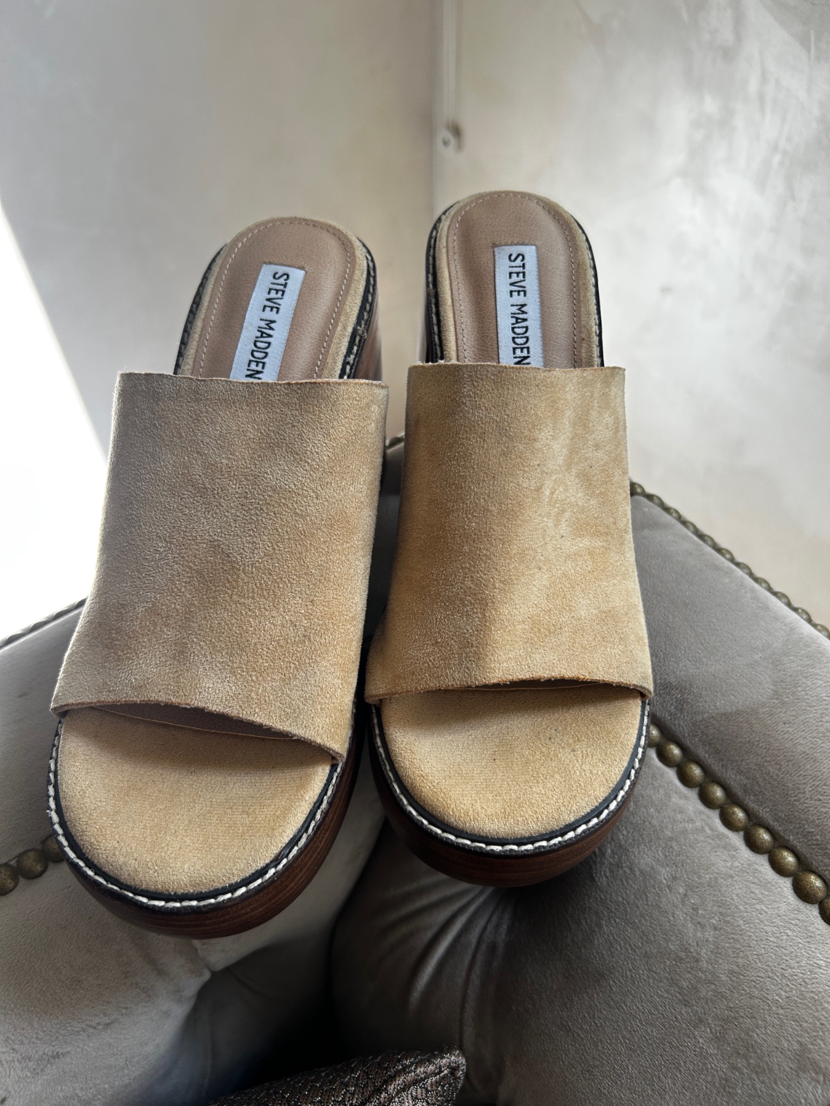 Mules Steve Madden à plateforme en suède beige et une semelle effet bois