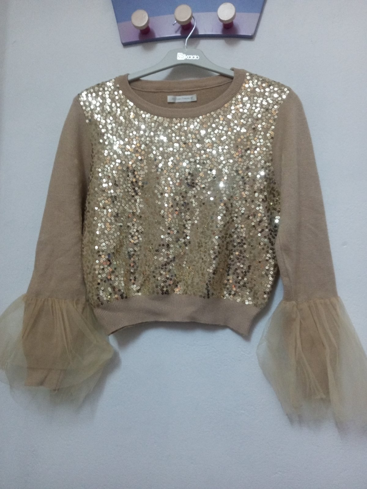Pull avec paillettes dorées et marche avec volant en tulle