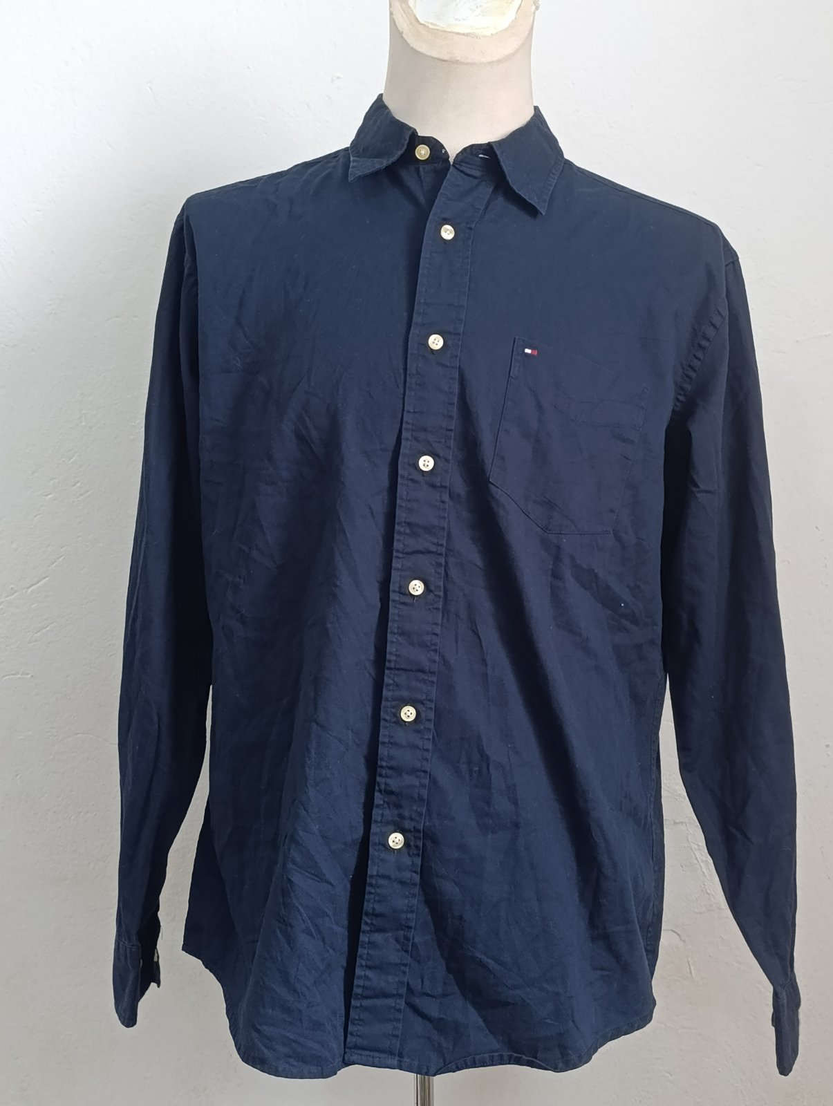 Une chemise Tommy Hilfiger pour homme de couleur bleu marine avec un col boutonné et un logo drapeau sur la poitrine. 💎💎💎❤️❤️