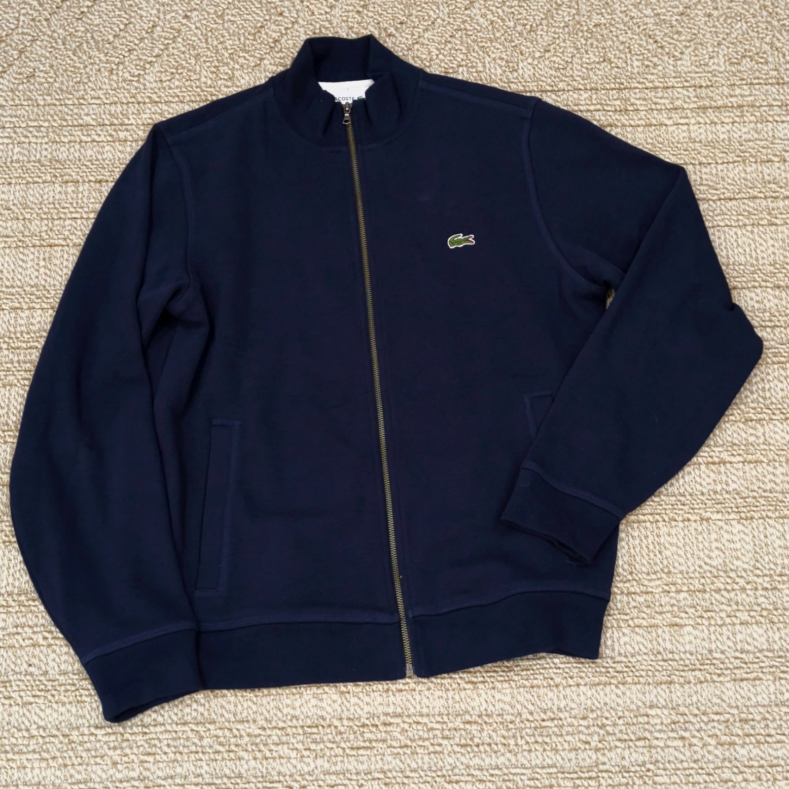 Un sweat-shirt zippé bleu marine de la marque Lacoste 🐊🐊