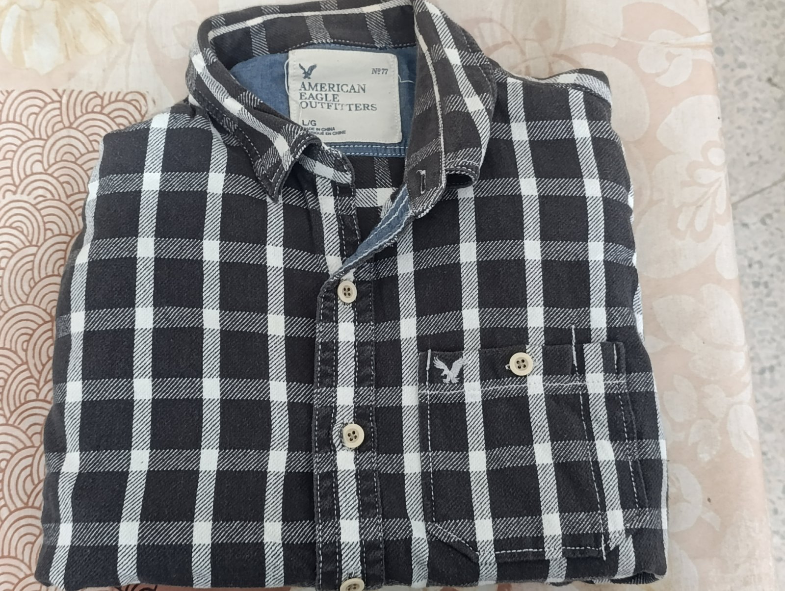 C'est une chemise /surchemise à carreaux American Eagle Outfitters. 🦅🦅🦅🦅