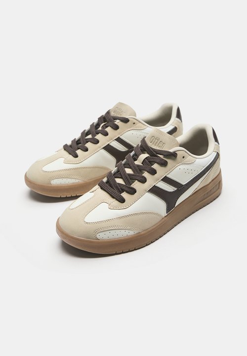 Sneakers pull and bear