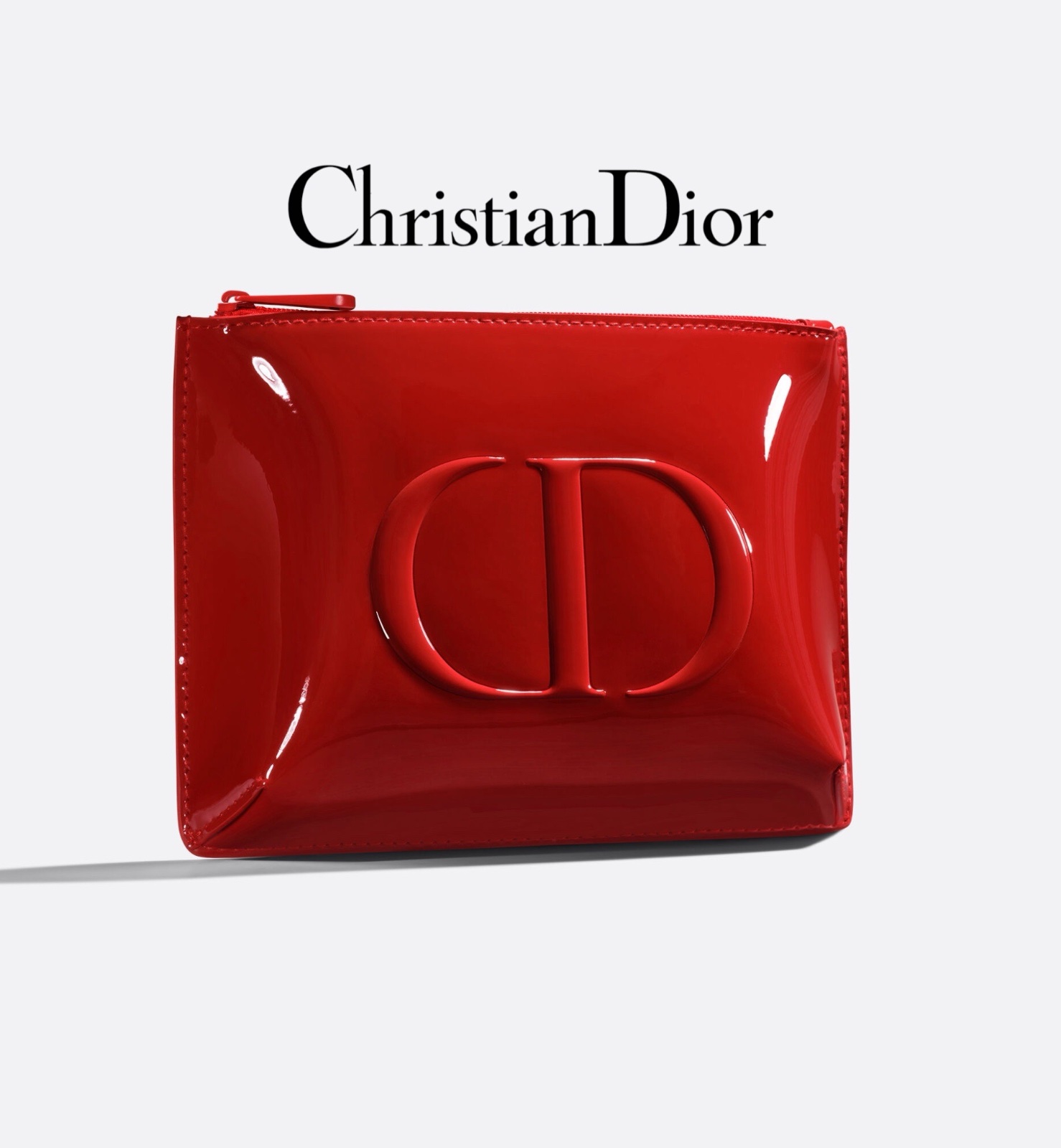 Une pochette à maquillage Christian Dior en simili cuir