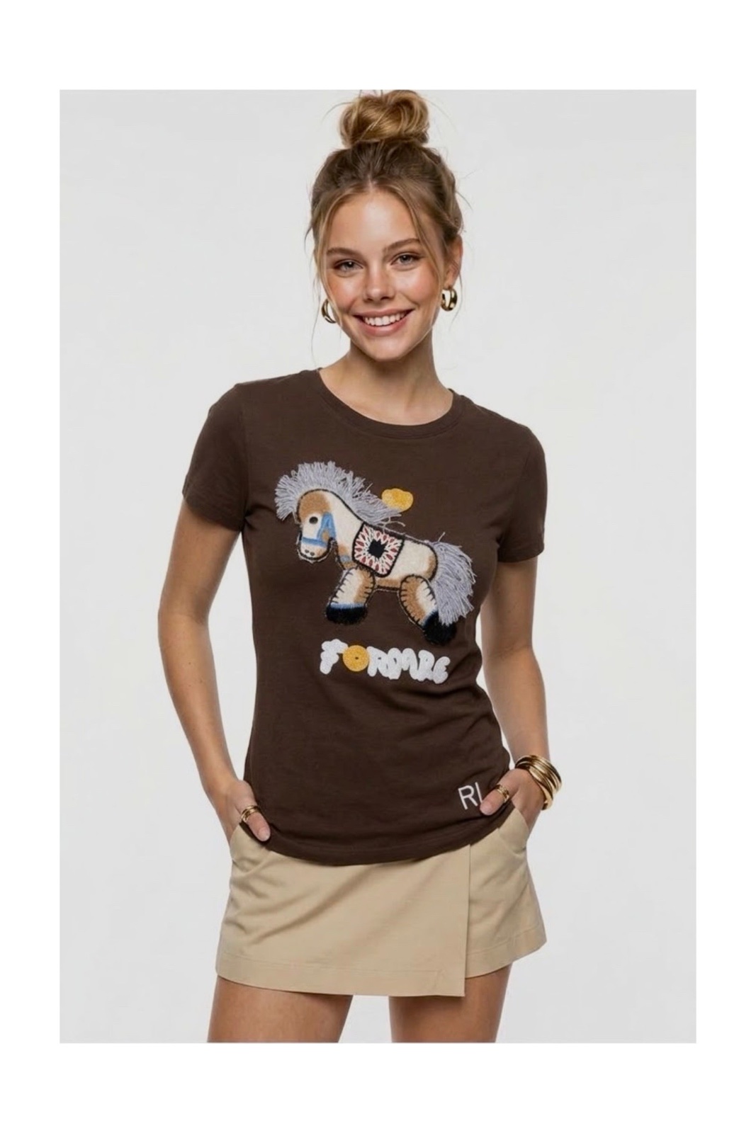 T-SHIRT EN COTON BRUN AVEC ÉCUSSON CHEVAL