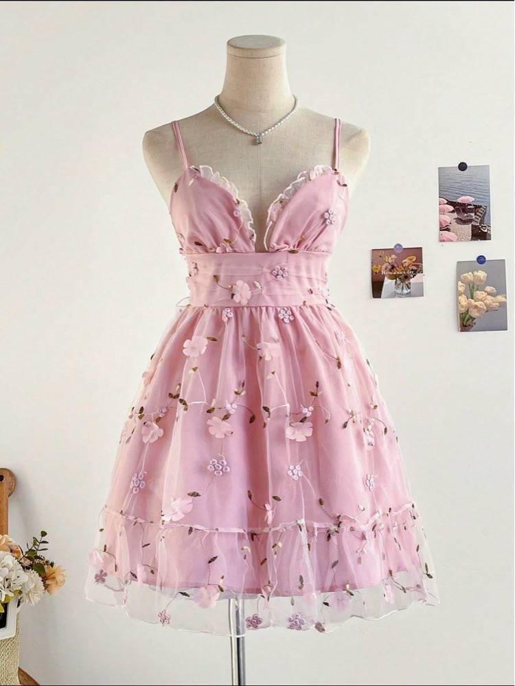 Robe en Tulle Rose à Fleurs Broderies et Papillon dans le Dos