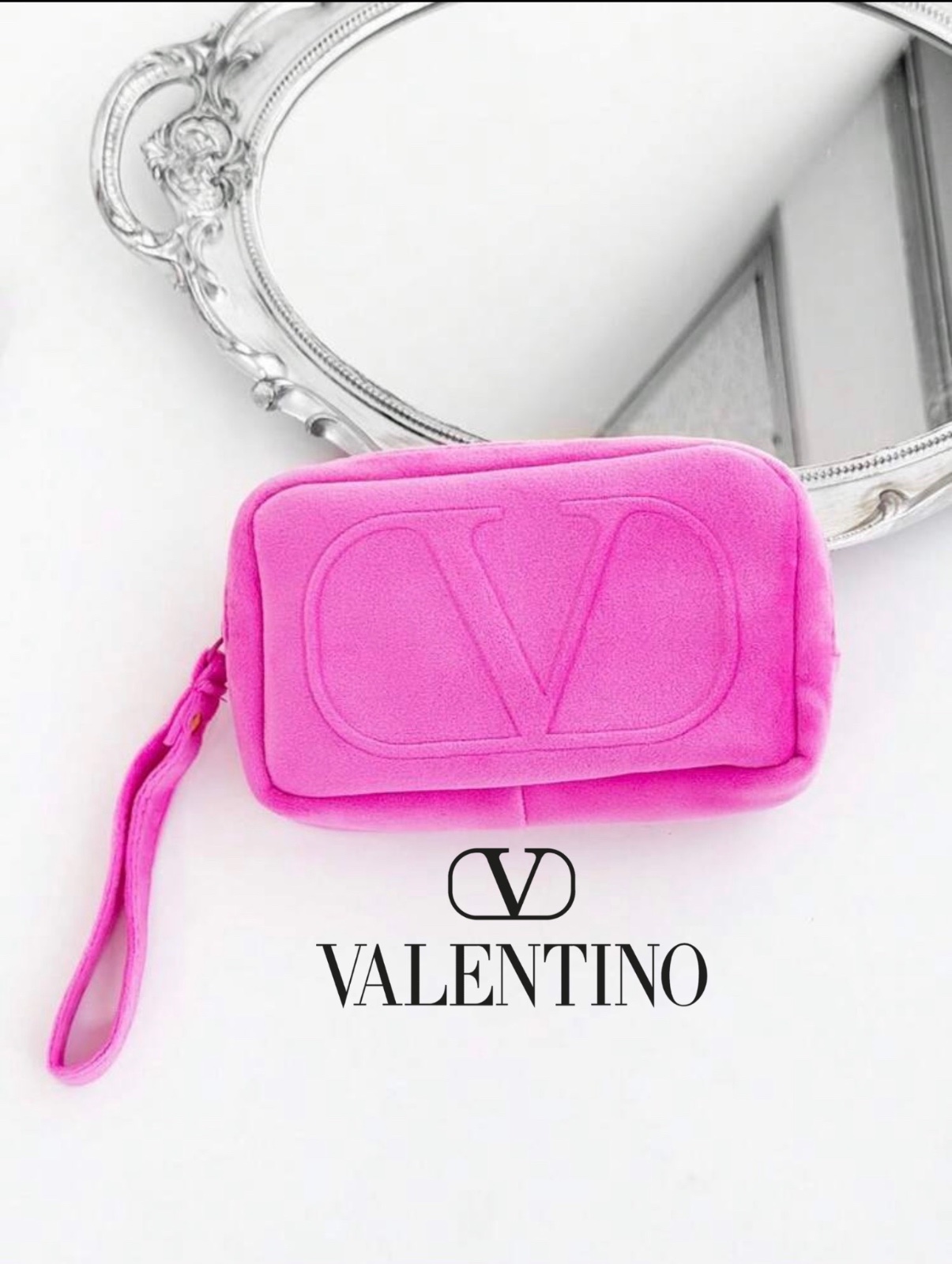 Trousse de maquillage en velours rose de Valentino,