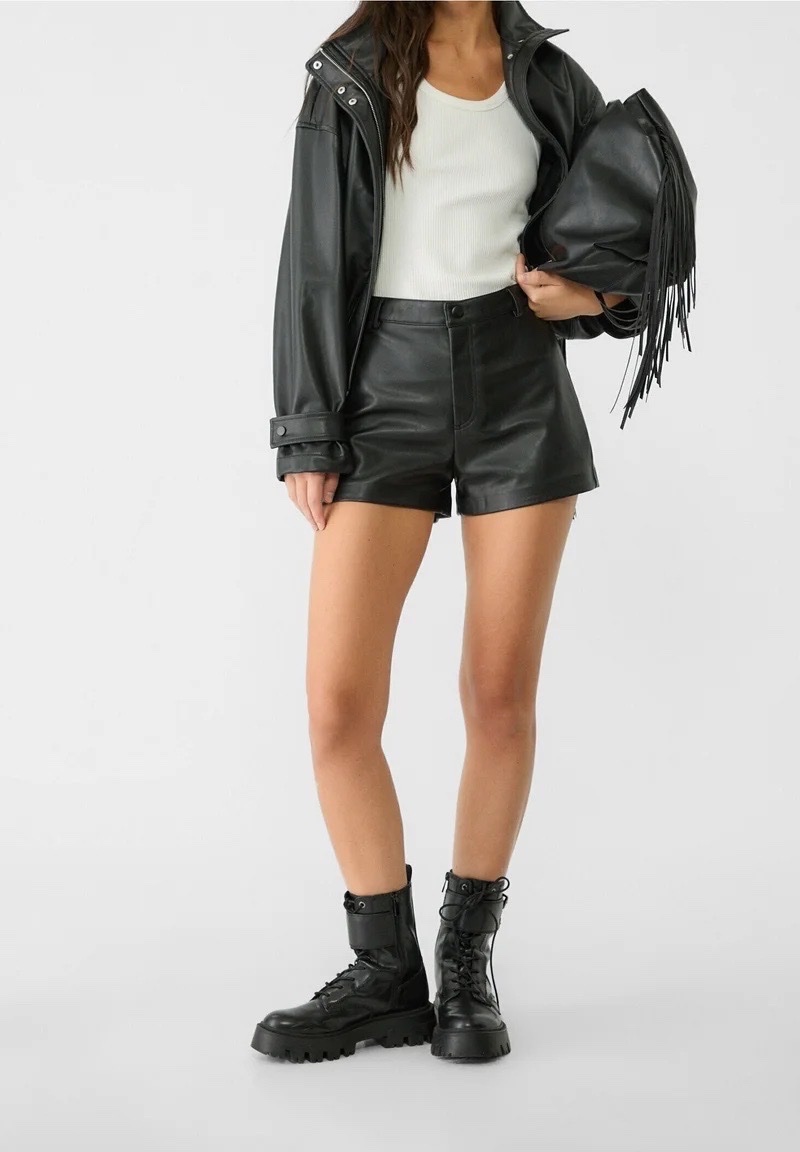 Short en similicuir stradivarius 