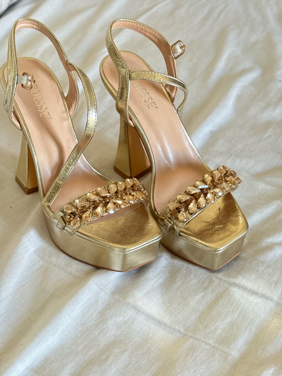 Sandales à talons hauts dorées 