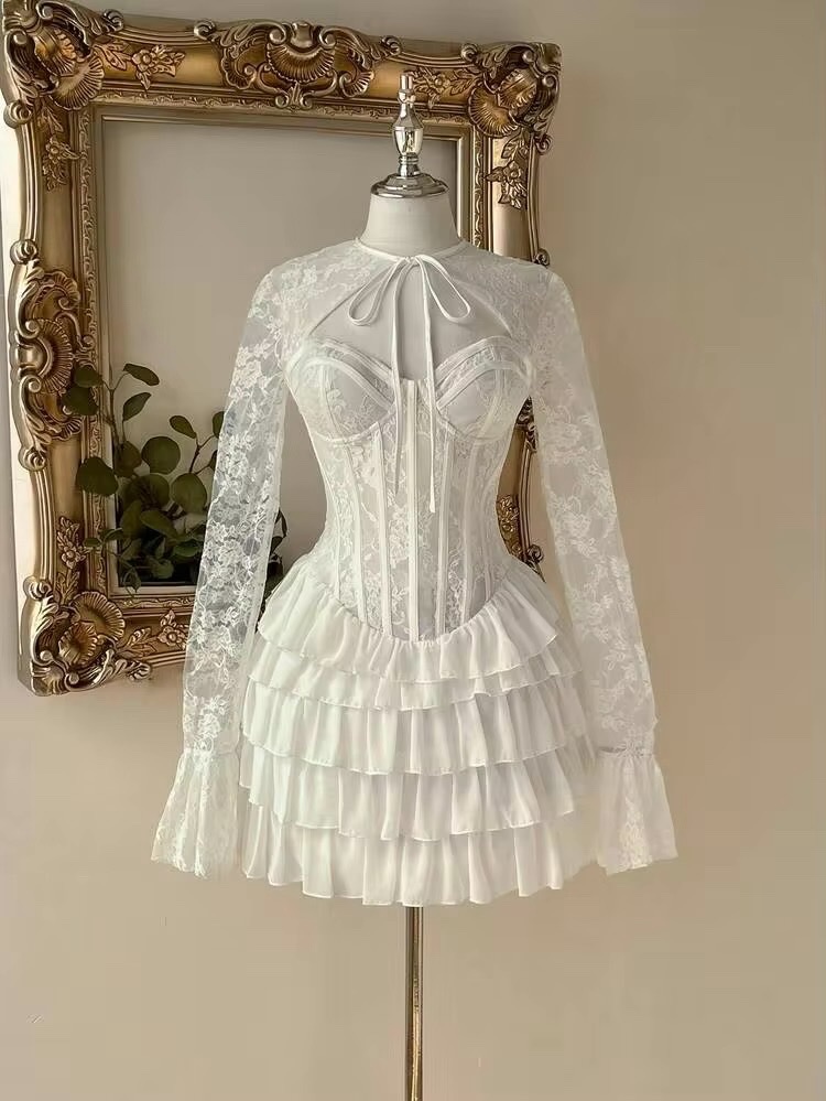 Robe courte blanche style corset et dentelle