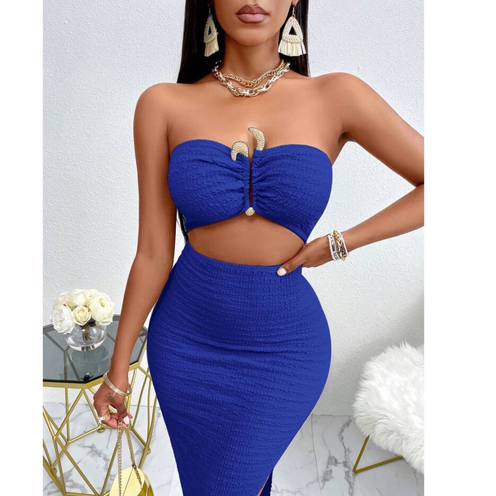 Robe froncée bleu roi à découpe , chic 