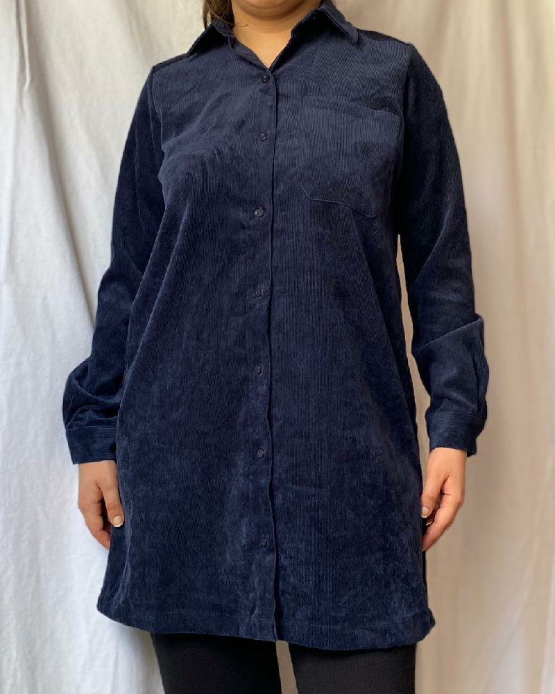 Une robe chemise langue en velours