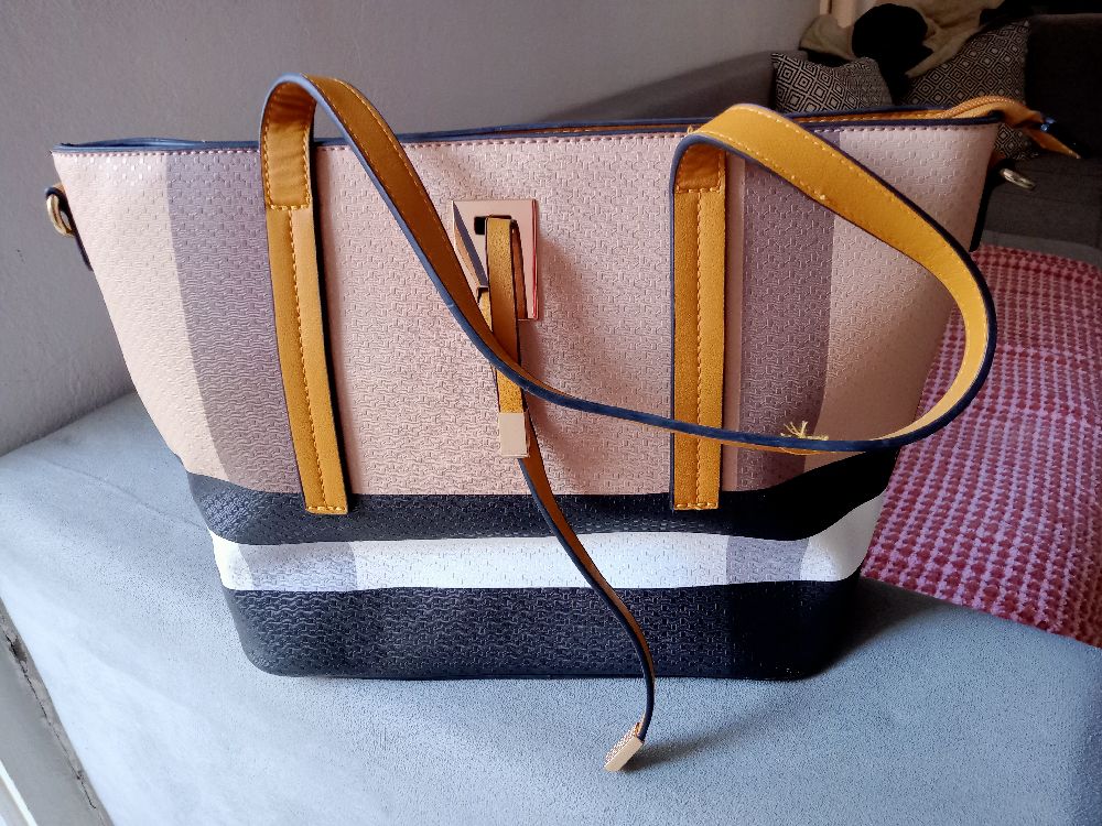 C'est un sac fourre-tout (tote bag) élégant au design structuré, idéal pour un usage quotidien ou professionnel