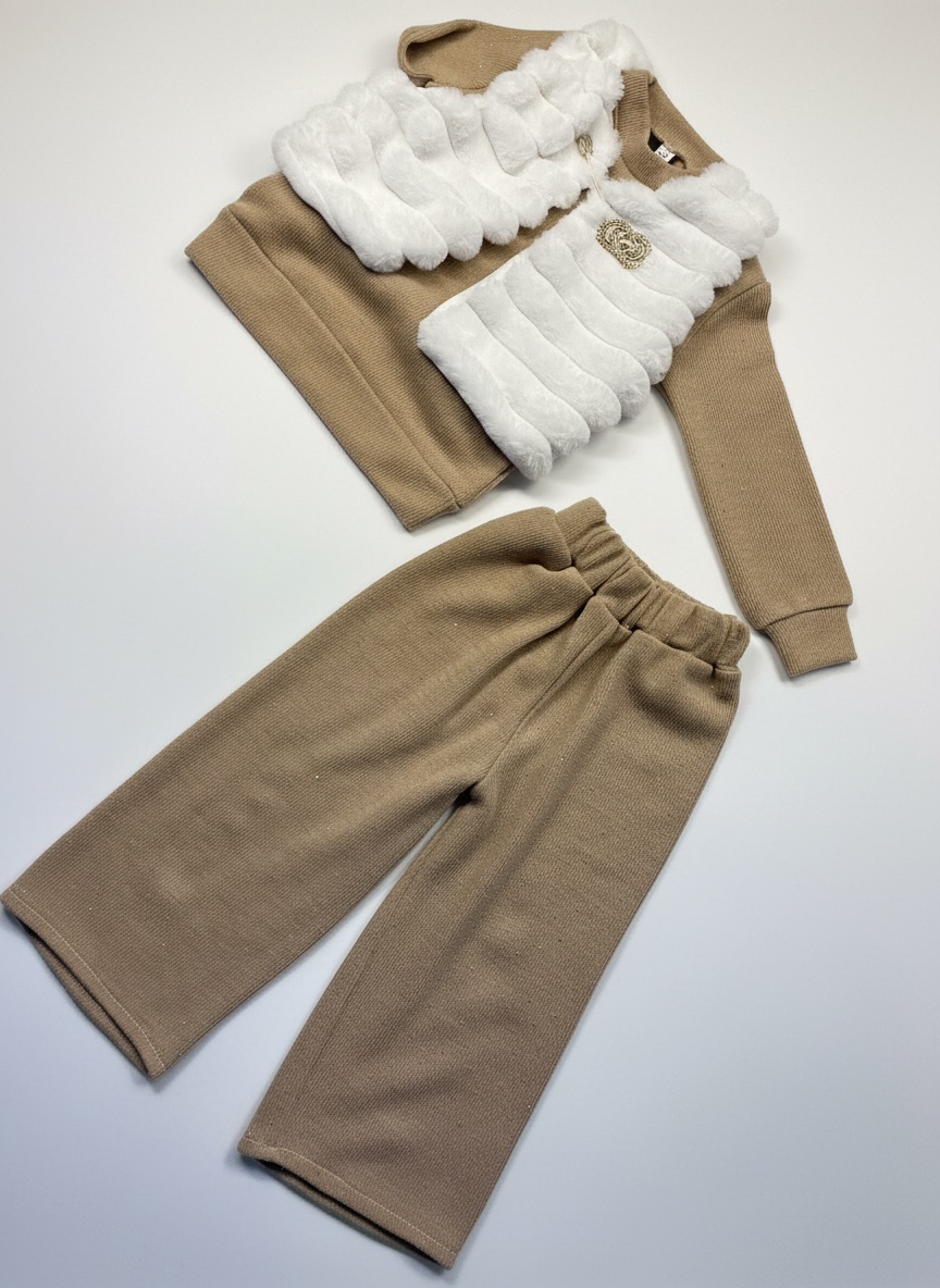 Ensemble hivernal beige et blanc pour fille.