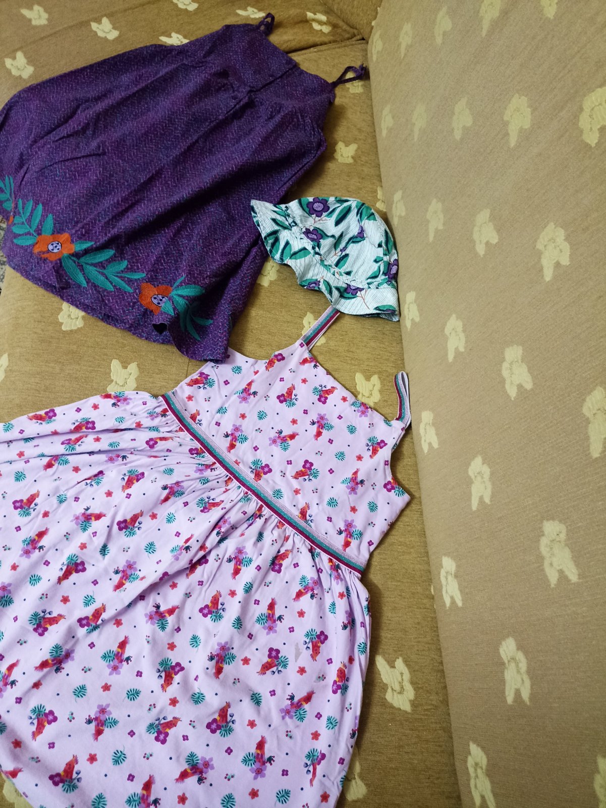 Lot chapeau et deux robes dpam