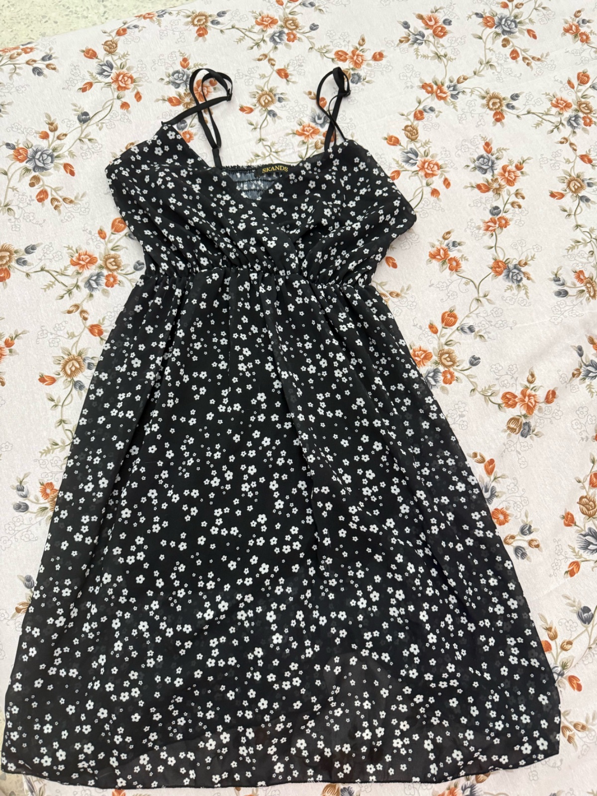 Robe noirs avec des petites fleurs blanches 