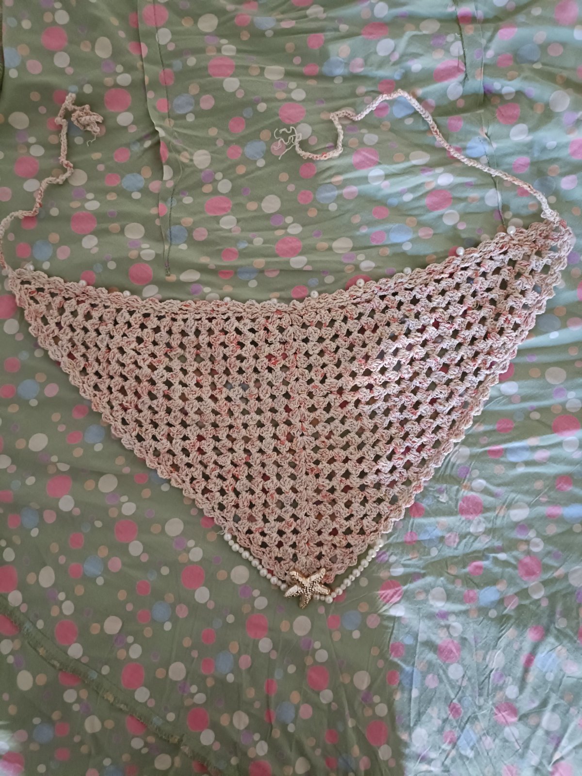 Bandana triangulaire en crochet écru avec bordure en coquillages style bohème
