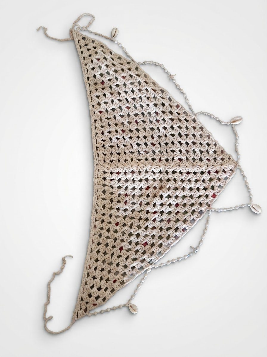 Bandana triangulaire en crochet écru avec bordure en coquillages style bohème