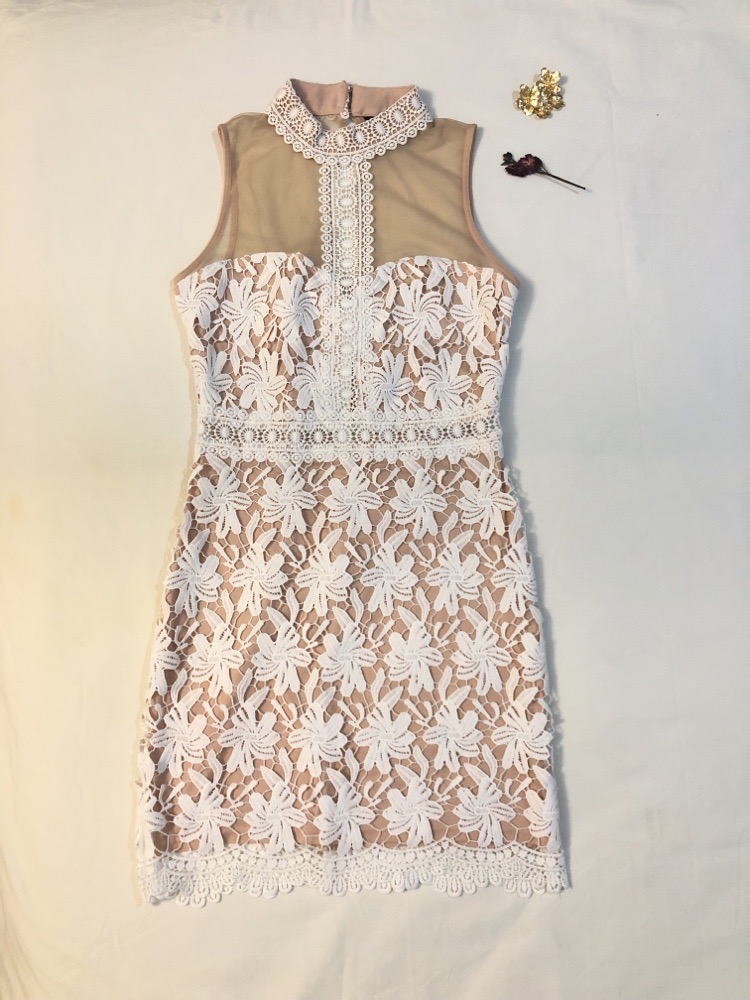 Mini robe brodée ‏Nude a fleurs