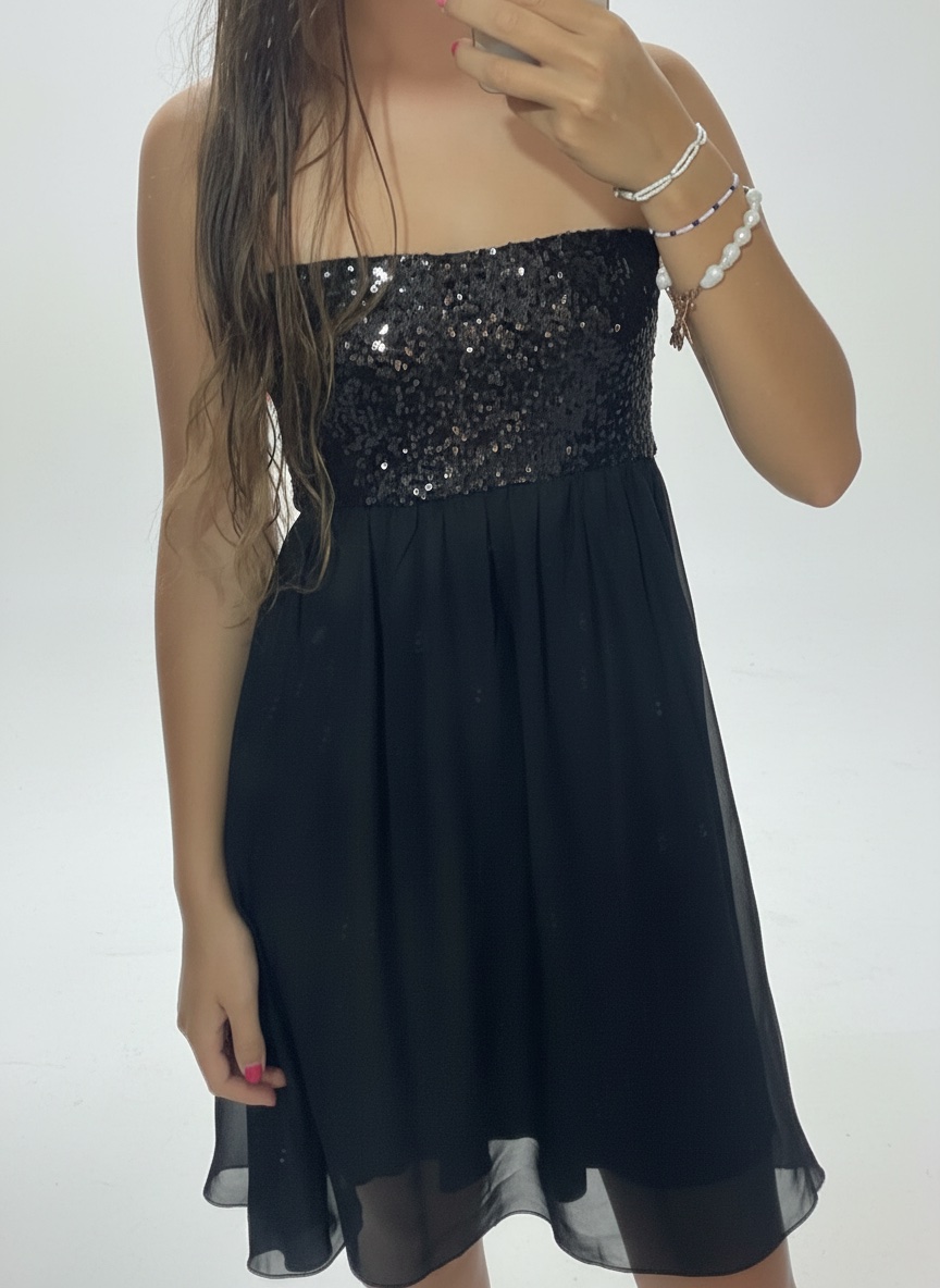 Une robe noire de soirée bustier pailletée