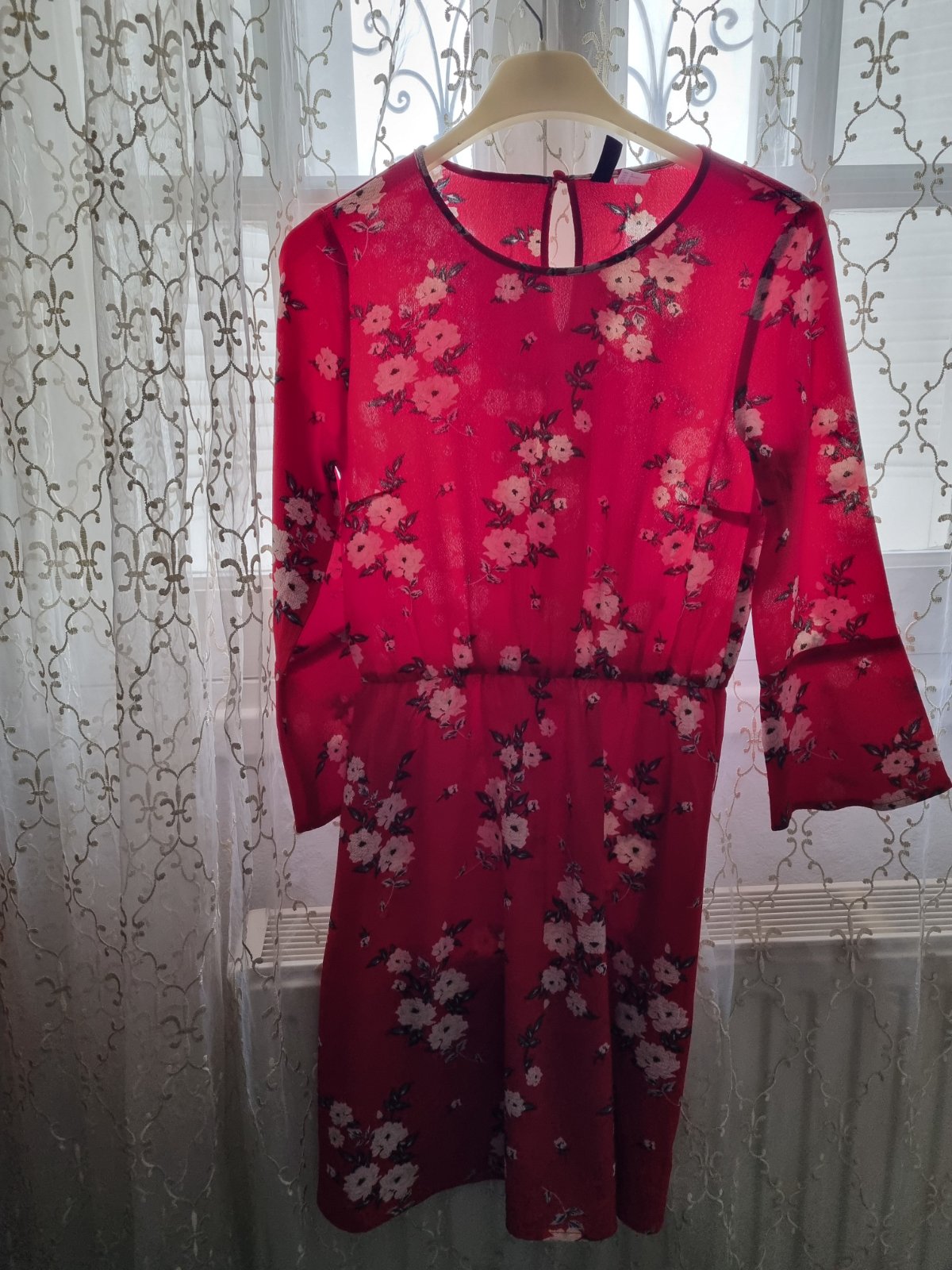 Robe rouge sexy avec des fleurs 